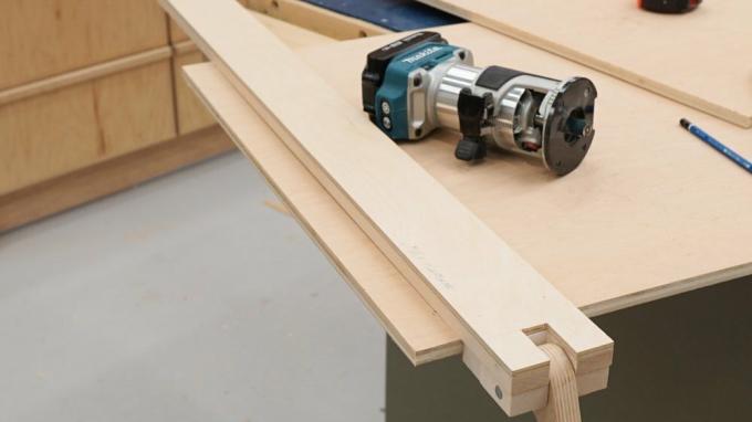 iz mesta - https://ibuildit.ca/projects/how-to-make-a-straightedge-guide/