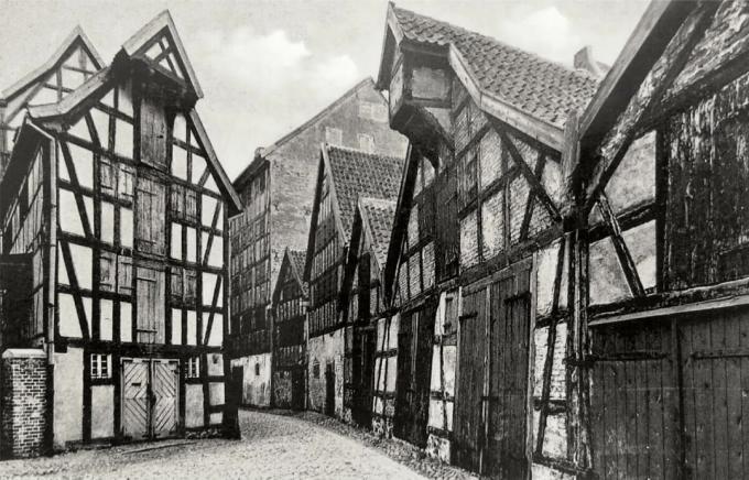 Ena od prvih pol lesenimi hišami v Evropi. Foto storitve z Yandex slike