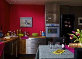 Pogumni barve in privlačne postavke za vašo kuhinjo. 6 svetle ideje