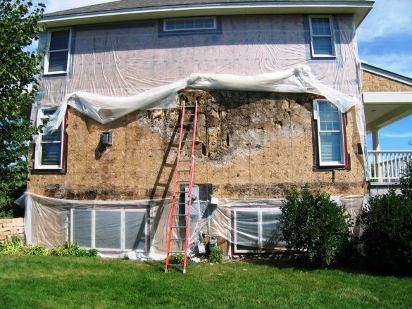 Poglej okvirja hiše stene po odpravi na stranskem tiru. Minnesota, ZDA.