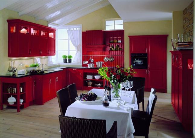 Kuhinja v rdečih barvah. Vir fotografij: 4studios.ru