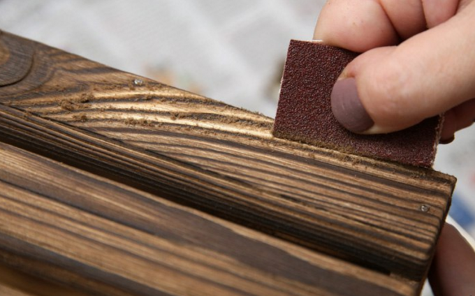 Brušena lesa s smirkovim papirjem. 
