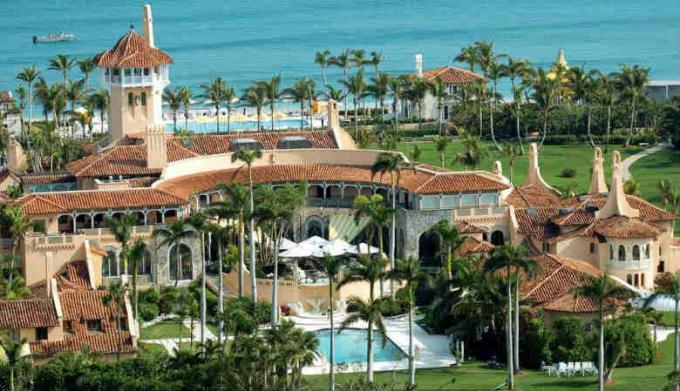 Mar-a-Lago v Palm Beachu. Zasebni hotel Klub. Recimo, je ocenjena na 200 milijonov evrov. $. To naredi dobiček v višini 15 milijonov $. $ Na leto. (Vir slike - Yandex-slike)
