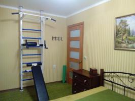 Kako organizirati prostor majhno spalnico: prostorno omaro, zakonsko posteljo in prostor za fitnes