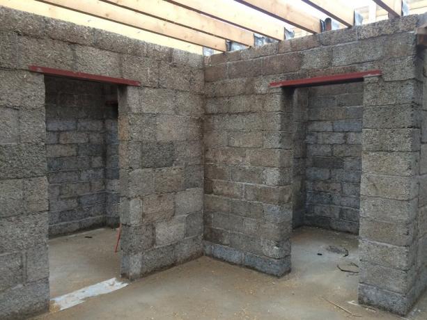 Notranje pregrade kopeli iz lesnih betonskih zidakov (200 mm).