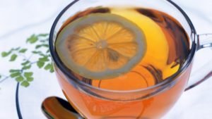 Če redno piti čaj z limono zjutraj, lahko bistveno izboljša stanje kože. On daje moč in elastičnost kože in preprečuje, da bi spremembe, povezane s starostjo. 