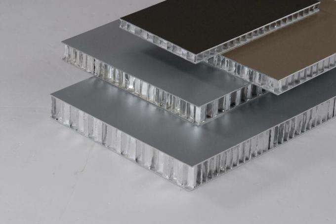 Sendvič plošča izdelana iz aluminija. 
