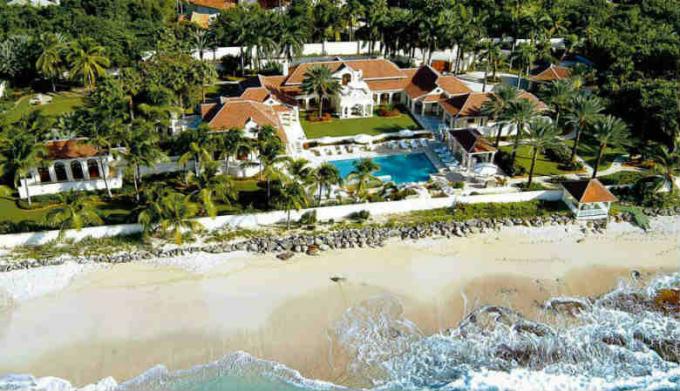 Le Chateau de Palmer v St. Maarten. 45 Ameriški predsednik sam, zahteva ta vila, "enega največjih zasebnih rezidenc na svetu." Cena najema na udarce je 28000 ameriški denar. Izposoja je mogoča za vsaj 5 dni. (Vir slike - Yandex-slike)