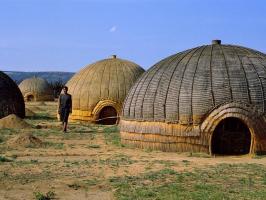 Zakaj avtohtona prebivalstva v Afriki gradijo okrogle hiše