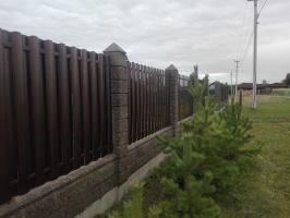 Končna oblika ograje bloke "oprati beton" in metalloshtaketnika
