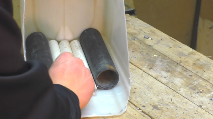 Postopek nameščanja plastično cev v kanistru. vir: https://www.youtube.com/watch? v = 5VGl8hqwWjk