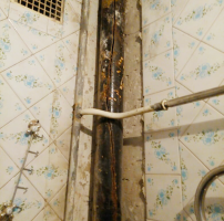 Ohišje popravila dosežena in kopalnice (kot so cevi iz železa se spremeni v plastiko)