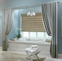 Kako izbrati zavese na oknu v kopalnici: luksuzni minimalizem vs
