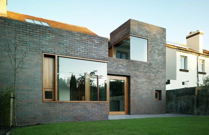 Hiša v slogu minimalizma iz keramične opeke