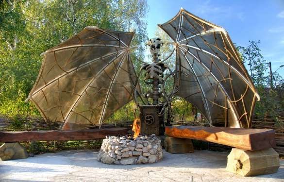 Dragon - vratar ognjišča kot BBQ na fotografiji spletne strani: oblikovanje Studio Unformat, (Moskva).