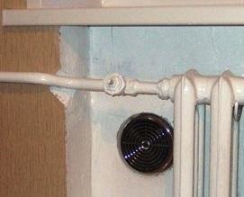 Naravni tok narediti nad radiatorji, ki so ponavadi pod okni. Ali pa dva metra nad tlemi.