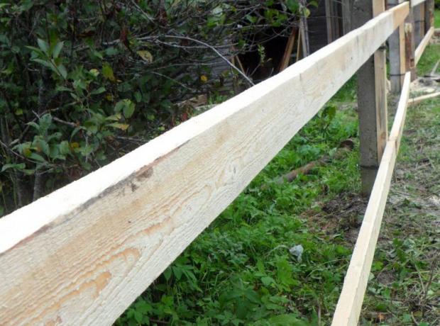 Vgradnja horizontalnih lesenih tramov. Foto storitve z Yandex slike