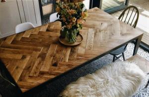 Lahko banalna lesena miza, postala ponos v vaši notranjosti? Preprosto. 6 originalnih DIY ideje