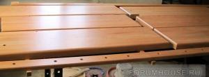 Lesene stopnice na kovino