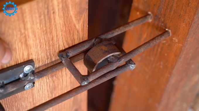 Fiksna ključavnico za vrata, ki je bila narejena z lastnimi rokami
