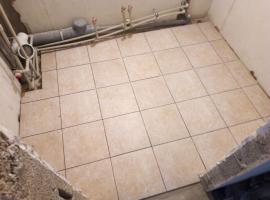 Popravilo kopalnica: razpon ploščice za tla in stene. Soočajo z malomarnosti delavca