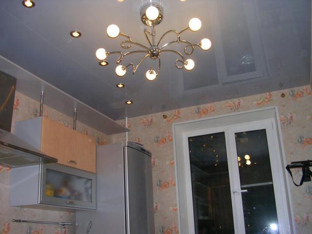 Spuščen strop v kuhinji. Fotografije, posnete z sledcomspb.ru