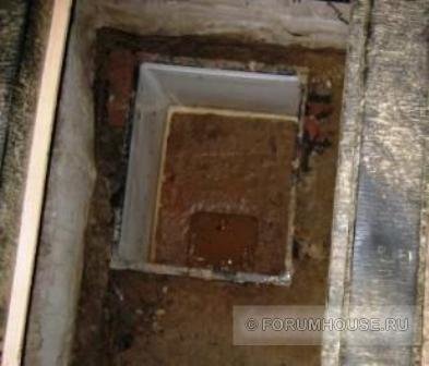 Potrjevanje prvo izkopali v kleti na globini 60 cm, z luknjo v velikosti majhnega telesa, hladilnik, da se je nekdo vrgel na odlagališču.