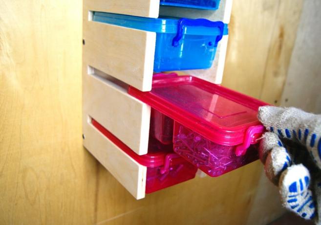 preprost in uporaben domače iz plastične posode in vezane plošče