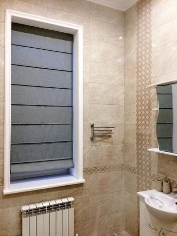 Primeri okrasitev okna v kopalnici Roman in naguban zavese