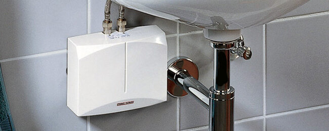 Pretočni grelnik vode nameščen pod umivalnikom