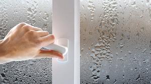 Zakaj okna "znoj" od znotraj? Preprosti nasveti vam bo pomagal znebiti nadležen kapljic