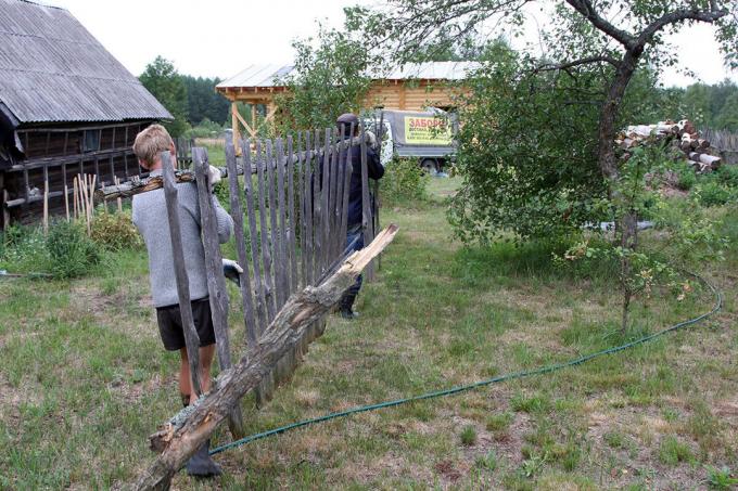 razstaviti smo staro leseno ograjo.