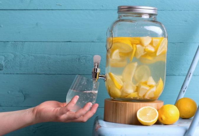 Kaj je prednost limone vode?