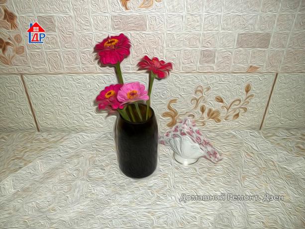 Ready-made vazo z rožami iz steklenice