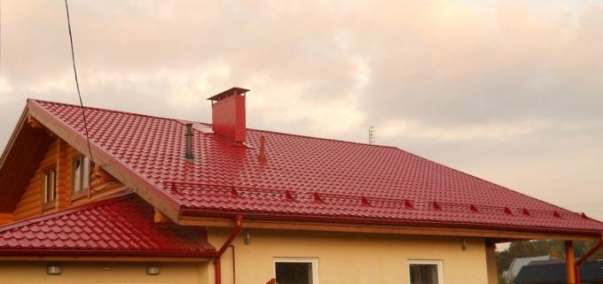 Streha s kritino - kovina v izdelanem obliki. Slika z Yandeks.Kartinki storitev.