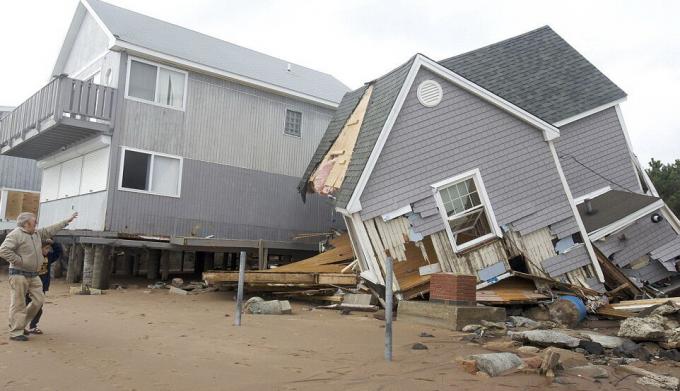 Orkan Sandy, ZDA. Moški in otrok ne verjame svojim očem. Foto vir: http://kratko-news.com/