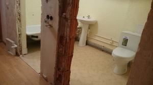 Stanovanje v novi stavbi predal s kombiniranim kopalnico in WC-jem, ki jo je treba popraviti